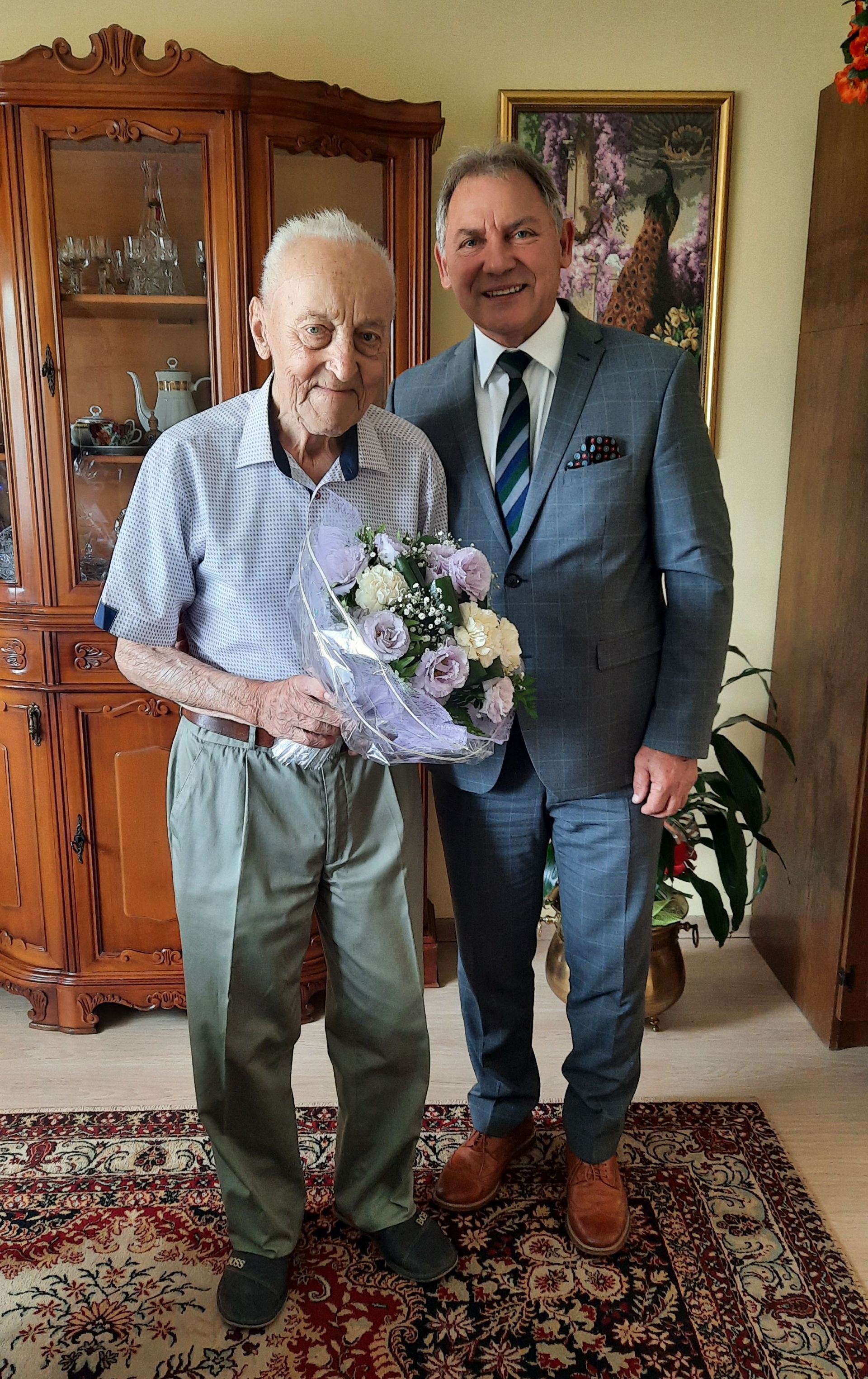 Jubilat Jan Malcharek oraz Burmistrz Gminy i Miasta Czerwionka-Leszczyny Wiesław Janiszewski